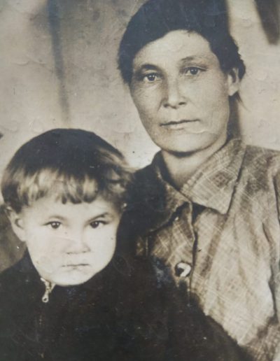 Ксения Григорьевна (Хлуднева) и сын Николай
